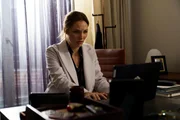 Elli (Kathrin Osterode) stockt der Atem, als sie auf dem Laptop eine schockierende Entdeckung macht. Elli (Kathrin Osterode) stockt der Atem, als sie auf dem Laptop eine schockierende Entdeckung macht.