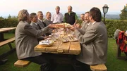 Das Herz des Mostviertels - eine wundersch&ouml;ne Naturlandschaft, gepr&auml;gt von Obstb&auml;umen, Mostheurigen, Gasth&ouml;fen und Bauernh&ouml;fen laden den Besucher zum Verweilen ein. Die Orte Seitenstetten, St. Peter in der Au und Ertl sind diesmal das Ziel von Harrys Ausflug.Vorerst begibt er sich auf den Weg zum Wildheurigen von Franz. Das Stift Seitenstetten kann man getrost als Herz und Mittelpunkt der Region bezeichnen. Von dort wandert Harry zum Mostheurigen "Zur steinernen Birne". Dann geht es bergauf wieder zur Voralpenblick-Warte zum Mostheurigen Voralpenblick. Dort beendet Harry seine Rundreise und genie&szlig;t noch einmal den herrlichen Ausblick ins Mostviertel. Im Bild: Harry und die Urltaler S&auml;nger beim Mostheurigen Voralpenblick.
