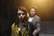 Paloma (Maja Maneiro, l.) ist zu verletzt, um sich Enriques (Jacob Weigert, r.) Erklärungsversuch anzuhören. Paloma (Maja Maneiro, l.) ist zu verletzt, um sich Enriques (Jacob Weigert, r.) Erklärungsversuch anzuhören.