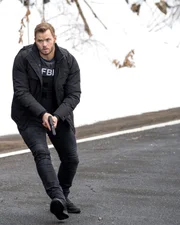 Kenny Crosby (Kellan Lutz)