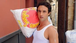 Juan (Gunther Gillian) glaubt, dass er ein Gespenst sieht.