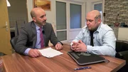 Schuldnerberater Max Postulka will dem verschuldeten Markus (32, re.) helfen