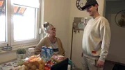 Pascal hat gesunde Lebensmittel eingekauft und pr&auml;sentiert diese seiner Mama Beate