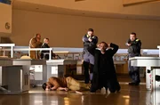 Jonathan (Kostja Ullmann, unten l.) will das Baby: Er bedroht Jula mit der Waffe. Hegel (Juergen Maurer, unten r.) kommt an, zerstört das Remus-Handy und wird festgenommen. Jonathan (Kostja Ullmann, unten l.) will das Baby: Er bedroht Jula mit der Waffe. Hegel (Juergen Maurer, unten r.) kommt an, zerstört das Remus-Handy und wird festgenommen.