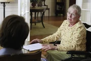 Karen (Kathryn Joosten) steht kurz vor ihren letzten Atemz&uuml;gen, w&auml;hrend in Ren&eacute;es Limousine Julies Fruchtblase platzt ...