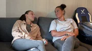 Jennifer (li.) im Gespr&auml;ch mit ihrer Mama Ela, die bald zu ihrem Partner ziehen wird..