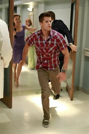 W&auml;hrend sie Hochzeitsfeier von Renee und Ben im vollen Gange ist, eilen Porter (Charlie Carver, vorne), Lynette (Felicity Huffman, l.) und Tom (Doug Savant, r.) ins Krankenhaus zu Julie, die ihr Baby bekommen hat ...