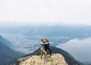 SRF bi de L&uuml;t Wunderland - Lac L&eacute;man - Lavaux Staffel 6, Episode 5 Nik Hartmann und Jost Schneider geniessen die Aussicht vom Rochers de Naye