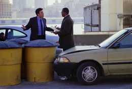 "Viel Gl&uuml;ck beim n&auml;chsten Mal." Gavin (Ben Affleck) l&auml;sst Doyle (Samuel L. Jackson) mit einem Totalschaden am Unfallort zur&uuml;ck.