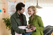 90er Jahre: Sonja (Helena Reetz) genießt ihr Glück mit Thomas (Lars Dickel) und Baby Flo. 90er Jahre: Sonja (Helena Reetz) genießt ihr Glück mit Thomas (Lars Dickel) und Baby Flo.