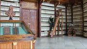 Harry in der Bibliothek von Stift Seitenstetten.