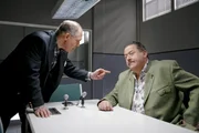 Hat der impulsive Amerikaner Derek Portman (Peter Gilbert Cotton, li.) etwas mit dem Mord zu tun? Er reagiert gegen&uuml;ber Kommissar Korbinian Hofer (Joseph Hannesschl&auml;ger) sehr aufgebracht.