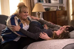In New York City gibt es Tausende einsame Herzen, die sich nach dem richtigen Partner sehnen. So auch Robin (Rebel Wilson, l.), Meg (Leslie Mann) und Alice (Dakota Johnson, r.).