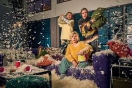 In einer Familie fliegen die Fetzen: Nina (Laura Storz, M.) hatte niemals geplant, ihr Leben mit Kindern zu teilen. Ihre Nichte Frieda (Holle Kirck, r.) und ihren Neffen Theo (Henrick Blossey, l.) k&uuml;mmert das wenig.