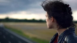Jona (Naomi Achternbusch) haut von zu Hause ab Richtung Berlin.