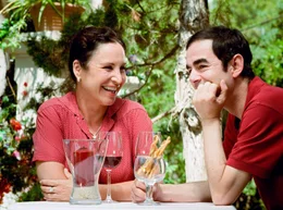 Katharina (Katerina Jacob) sch&auml;kert mit dem G&auml;rtner Pablo (Oscar Ortega S&aacute;nchez).