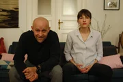 Thorsten (J&uuml;rgen Vogel) und Jana (Natalia Belitski) warten auf ihre erste Online-Sitzung bei der Paartherapeutin.