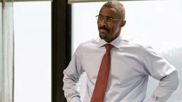 Strafverteidiger Charlie Jaffey (Idris Elba)