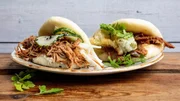 Burger Buns sind asiatische Burger. Links gefüllt mit Hühnchen und süss-sauer eingelegtem Gemüse und rechts die vegetarische Variante mit marinierten Pilzen und frittiertem Brokkoli. (Weitere Bilder auf Anfrage) Burger Buns sind asiatische Burger. Links gefüllt mit Hühnchen und süss-sauer eingelegtem Gemüse und rechts die vegetarische Variante mit marinierten Pilzen und frittiertem Brokkoli. (Weitere Bilder auf Anfrage)