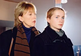 Lilly (Cornelia Gr&ouml;schel,r.) mit Frau Gruber (Erika Skrotzki) vor der Beerdigung.