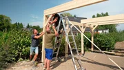 Hand gegen Wegzehrung: Thilo hilft beim Bau eines Carports in Klüssendorf und bekommt dafür ein Mittagessen. Hand gegen Wegzehrung: Thilo hilft beim Bau eines Carports in Klüssendorf und bekommt dafür ein Mittagessen.