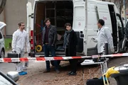 Ein junger Paketzusteller wird erschlagen in seinem Lieferwagen aufgefunden. Die SOKO-Kommissare Nele Becker (Nina Siewert) Jo Stoll (Peter Ketnath, 2.v.l.) sowie Rechtsmediziner Dr. Benedikt F&ouml;rster (Florian W&uuml;nsche, l.) und Spurensicherer Jan Arnaud (Mike Zaka Sommerfeldt, r.) inspizieren den Tatort. Der Wagen wurde nach der Tat noch bewegt, aber was wollte die Tatperson damit bezwecken?