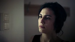 Jona (Naomi Achternbusch) &uuml;bt, eine Blinde zu spielen. Wichtig ist der Blick ins Leere.