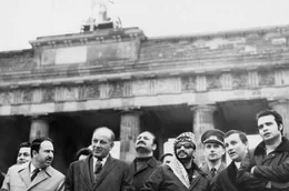 Berlin: Yasser Arafat besuchte Staatsgrenze Die zur Zeit in der DDR weilende Delegation der pal&auml;stinensischen Befreiungsorganisation unter Leitung des Vorsitzenden des Exekutivkomitees, Yasser Arafat (4.v.r.), besuchte am 2.11.1971 die Staatsgrenze am Brandenburger Tor.