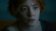 Charlie (Leonie Benesch) sieht zum ersten Mal die Unterwasseraufnahmen der gesunkenen "Juno". Charlie (Leonie Benesch) sieht zum ersten Mal die Unterwasseraufnahmen der gesunkenen "Juno".