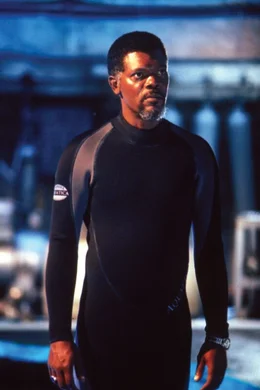 Geldgeber und Laborchef Russell Franklin (Samuel L. Jackson) will endlich Ergebnisse der Forschungsarbeit sehen und begleitet Dr. McAlester nach "Aquatica