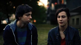 Zwei Au&szlig;enseiter haben sich gefunden: Ferdi (Tom Lass) und Jona (Naomi Achternbusch). Doch Jonas Geheimnis steht zwischen ihnen.