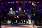 Moderator Kai Pflaume (l.) mit Rateteam-Kapitän Bernhard Hoëcker (l.) und dem Schauspieler und Regisseur Til Schweiger (2.v.l.). Moderator Kai Pflaume (l.) mit Rateteam-Kapitän Bernhard Hoëcker (l.) und dem Schauspieler und Regisseur Til Schweiger (2.v.l.).