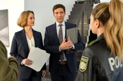 Judith (Lara Joy Körner, l.) und ihr Mann Florian Hinterholzer (Alexander Kreuzer, M.) kommen vor Hubert und Christina (Mitsou Jung, r.) in Erklärungsnot. Judith (Lara Joy Körner, l.) und ihr Mann Florian Hinterholzer (Alexander Kreuzer, M.) kommen vor Hubert und Christina (Mitsou Jung, r.) in Erklärungsnot.