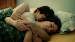 Zwei Au&szlig;enseiter kommen sich n&auml;her und verlieben sich: Ferdi (Tom Lass) und Jona (Naomi Achternbusch).