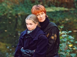 Lilly (Cornelia Gr&ouml;schel) und Lena (Suzanne von Borsody,r.) auf dem Friedhof.
