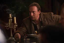 Mickey Finn (David Thewlis).