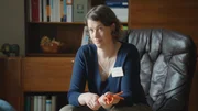 Therapeutin Frau Jacobsen (Minna Wündrich) bittet Ronnie mit Hilfe einer Kordel ihren Hüftumfang auf den Boden zu legen, so wie sie sich ihn vorstellt. Entspricht Ronnies Vorstellung der Realität? Therapeutin Frau Jacobsen (Minna Wündrich) bittet Ronnie mit Hilfe einer Kordel ihren Hüftumfang auf den Boden zu legen, so wie sie sich ihn vorstellt. Entspricht Ronnies Vorstellung der Realität?