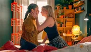Toni (r. Sarah Buchholzer) und Ellie (l. Kim Biebow) finden liebevoll zueinander und genie&szlig;en ihre erste gemeinsame Nacht.