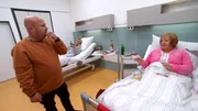 Ein Mann besucht seine Mutter in der Klinik und fällt durch beunruhigende Symptome auf. Ein Mann besucht seine Mutter in der Klinik und fällt durch beunruhigende Symptome auf.