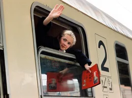 Lilly (Cornelia Gr&ouml;schel) reist zur&uuml;ck nach M&uuml;nchen.