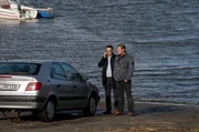 Lars (Ingo Naujoks, l.) und Finn (Sven Martinek, r.) finden das Auto mit dem Karolin B&ouml;hm von der Stra&szlig;e gedr&auml;ngt wurde.