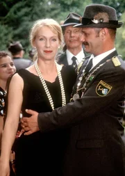 Der Sch&uuml;tzenk&ouml;nig kommt vom S&uuml;derhof. Stolz nimmt der frisch gebackene K&ouml;nig Dr. G&uuml;nter Brendel (Andreas Klein) seine Frau Sonia Brendel (Sabine Kaack) in den Arm.