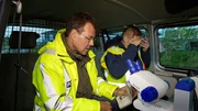 Dokumentenpr&uuml;fer bei der Arbeit.