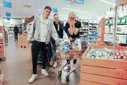 Jeppe, Alex und Mark m&uuml;ssen sich beeilen: Schnell Einkaufen und dann Kuchen backen, solange Ruben und Luke in Amsterdam sind. Luke soll n&auml;mlich nichts von den Vorbereitungen zur Geburtstagsparty merken!