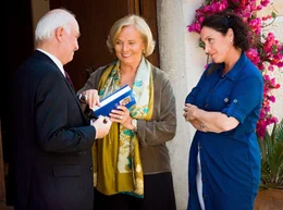 Katharina (Katerina Jacob, re.) findet es gut, dass ihre Freundin, die Schriftstellerin Agnes (Ruth Maria Kubitschek), dem hilfsbereiten Richard (Charles Brauer) eine Frede macht, indem sie ihm eins ihrer B&uuml;cher signiert.