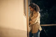 Kellnerin Luci (Shalom Brune-Franklin) hat sich entschlossen, mit der ganzen Sache nichts mehr zu tun haben zu wollen. Aber vermutlich ist es dafür jetzt zu spät. Denn hinter der Tür ihres Appartements wartet eine Überraschung der unerfreulichen Art. Kellnerin Luci (Shalom Brune-Franklin) hat sich entschlossen, mit der ganzen Sache nichts mehr zu tun haben zu wollen. Aber vermutlich ist es dafür jetzt zu spät. Denn hinter der Tür ihres Appartements wartet eine Überraschung der unerfreulichen Art.