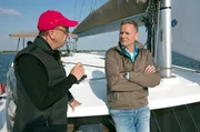 MDR FERNSEHEN SAGENHAFT - DAS MITTELDEUTSCHE SEENLAND; Moderator Axel Bulthaupt (r.) mit Andreas Beuster, Gastronom aus Bitterfeld / Goitzsche