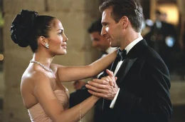 Marisa Ventura (Jennifer Lopez) tanzt mit Christopher Marshall (Ralph Fiennes).
