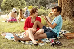 W&auml;hrend ihrer Arbeit im Freibad n&auml;hern sich Mira (Anouk Elias, l.) und Simon (Tyrell Otoo, r.) immer weiter an, w&auml;re da nur nicht Simons L&uuml;ge.
