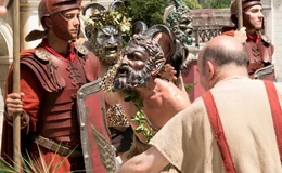 Spielszene: Ein Satyr verspottet den Kaiser.
